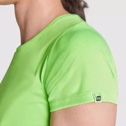 T-shirt vierge prêt à personnaliser pour événement ou communication visuelle