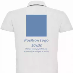 Polo blanc avec un grand logo centré dans le dos.