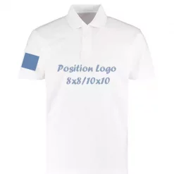 Polo blanc avec un logo sur la manche droite.