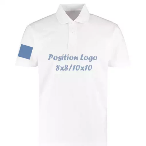 Polo blanc avec un logo sur la manche droite.