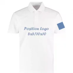 Polo blanc avec un logo sur la manche gauche.