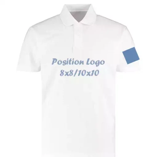 Polo blanc avec un logo sur la manche gauche.