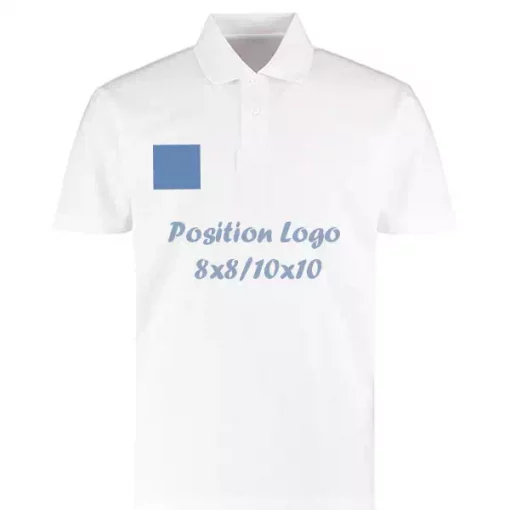 Polo blanc avec un logo sur la poitrine côté droit.