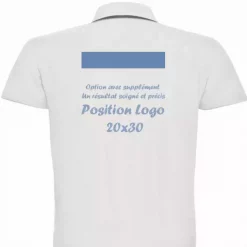 Polo blanc avec un logo rectangulaire en haut du dos.