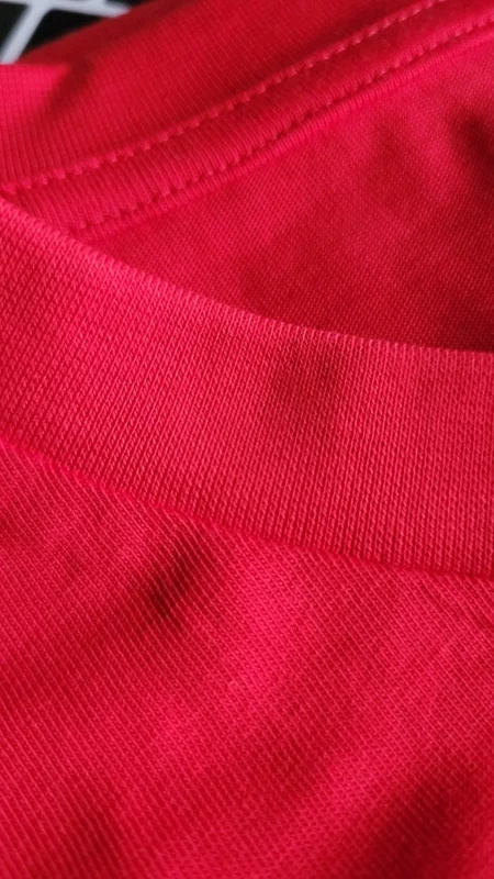 Texture tissu polo rouge – marquage textile Lyon